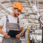 Працівник виробництва robotnik w magazynie w pomaranczowym kasku