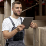 Допоміжний працівник srednio strzal mezczyzna trzymajacy tablet