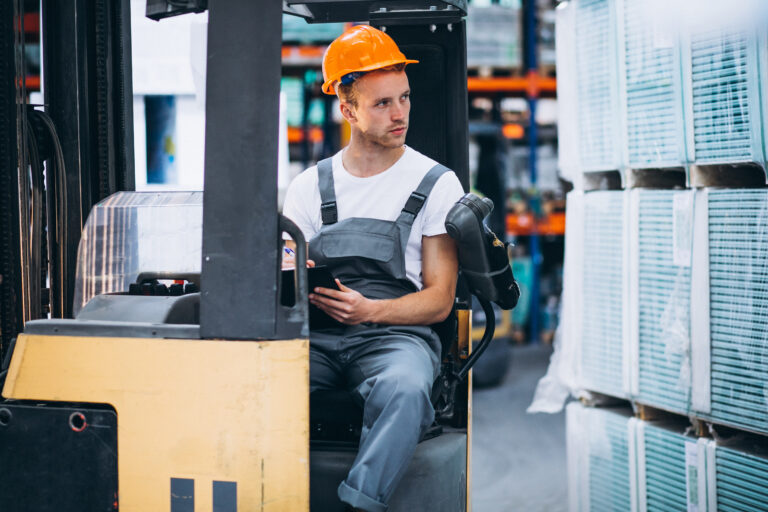 Оператор/ка навантажувача young man working warehouse with boxes 2